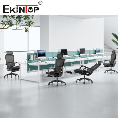 Τυποποιημένη γκρίζα έδρα πλέγματος γραφείων για τον πόνο στην πλάτη με Headrest τροχίσκων τη διάταξη θέσεων