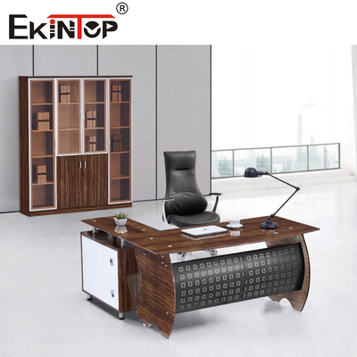 Μαύρο καφέ γυάλινο επάνω σε ξύλινο τραπέζι με μεταλλικά πόδια