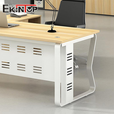 Υπηρεσιακό γραφείο με ξύλινο υλικό, σύγχρονο στυλ.